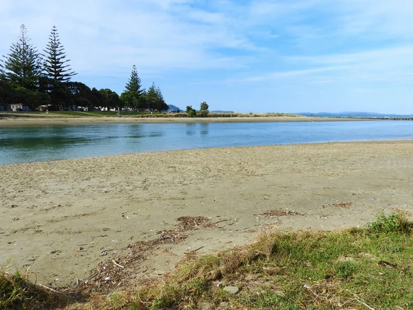 奥雷瓦河流入新西兰红滩附近的大海 — 图库照片