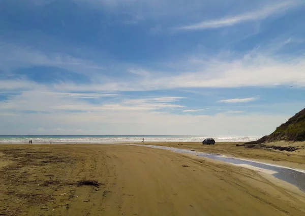 Carro Praia Pessoas Caminhando Longo Mar Baylys Beach Nova Zelândia — Fotografia de Stock