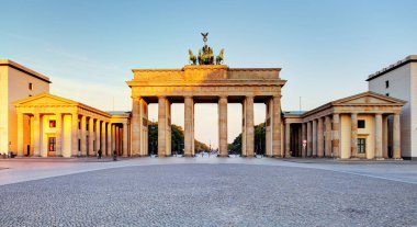 Brandenburg Kapısı sırasında güneşin doğuşunu Berlin, Almanya