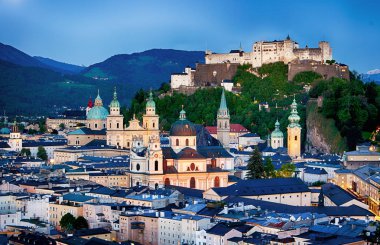 Tarihi şehir Salzburg Hohensalzburg Kalesi ile alacakaranlıkta Salzburger arazi, Avusturya