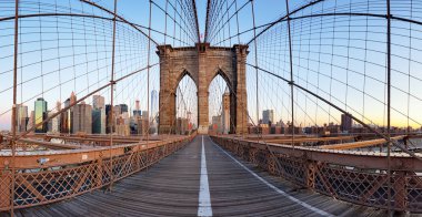 Brooklyn Köprüsü ve Manhattan Skyline görünümü