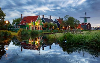 Geleneksel ev, tarihi köy, Zaanse Schans'a, Hollanda geceleri