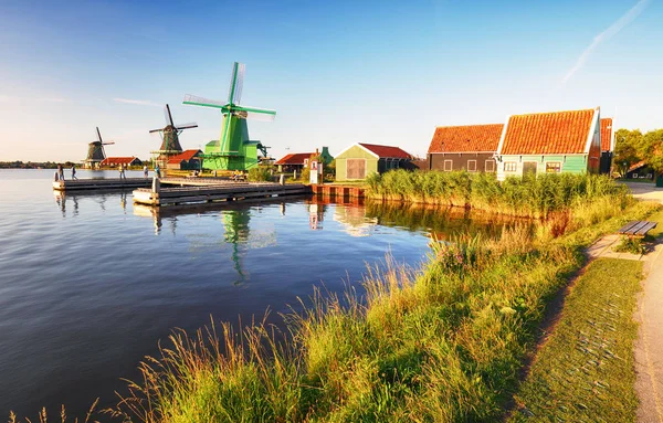 극적인 암스테르담 네덜란드에서 풍차와 네덜란드 — 스톡 사진