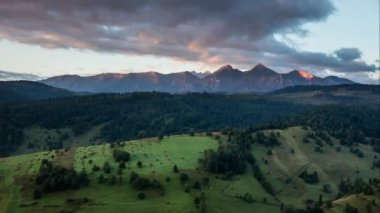 Dağ zaman aralıklı çekim - Slovakya Tatras çayır, Beilanske Tatry ile