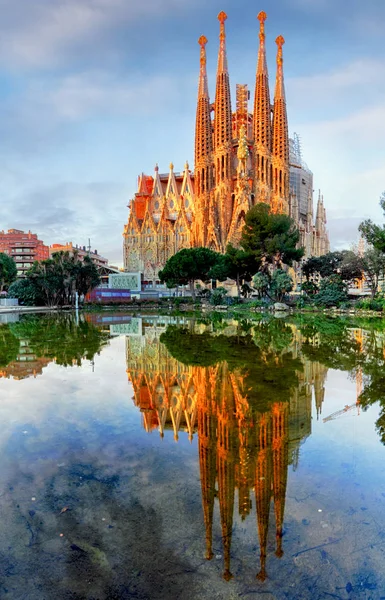 Барселона Испания Февраля Sagrada Familia Впечатляющий Собор Спроектированный Гауди Который — стоковое фото