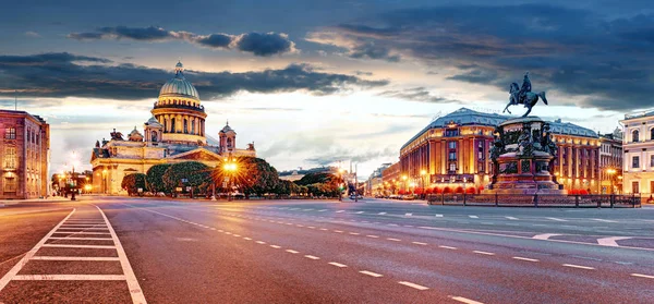 Saint Petersburg gece şehir manzarası, Saint Isaac Katedrali, Rusya Federasyonu