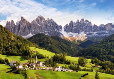 Val di Funes, Trentino Alto Adige, İtalya. Büyük sonbahar renk parlar geç güneşin altında Odle ile arka plan ve Santa Magdalena Köyü ön üzerinde.