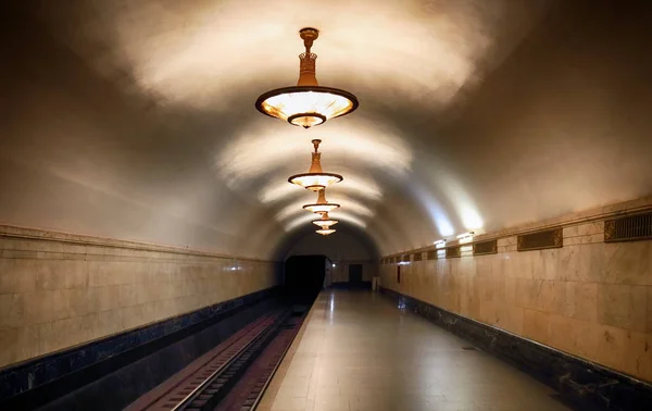 モスクワ ロシア連邦 2018 Metro 駅ノヴォスロボーツカヤ駅 モスクワ地下鉄の最も有名な場所の — ストック写真