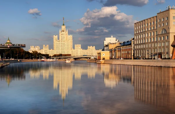 Moskvoretskaya Damm Auf Kotelnitscheskaya Damm Und Moskva Fluss Winterstadtbild Moskau — Stockfoto
