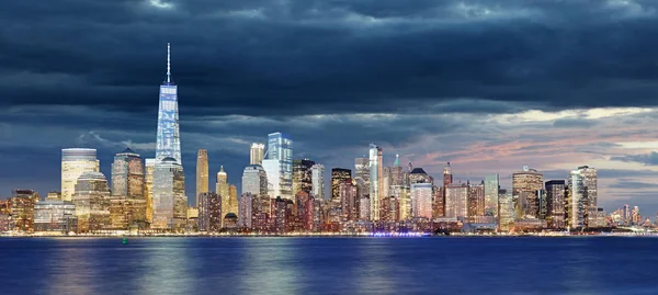 Нью Йорк Сити Центр Манхэттена Ночью Небоскребами Освещенными Над Рекой — стоковое фото