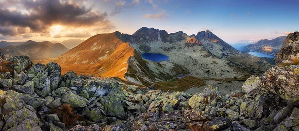 スロバキアのタトラ山脈の夏の夕暮れの山の景色のパノラマ — ストック写真