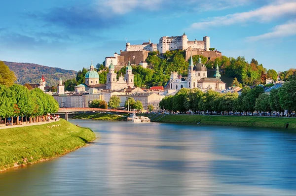 Panorámás Kilátás Nyílik Salzburg Városára Festung Hohensalzburg Salzach Folyó Partján — Stock Fotó