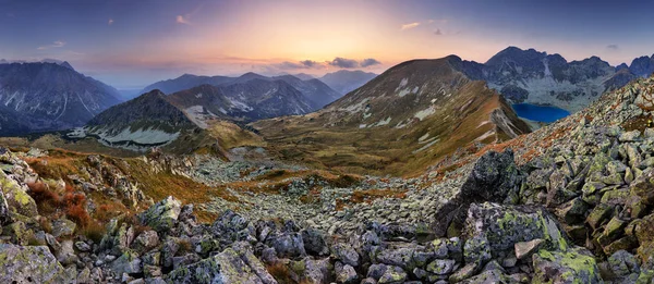 ポーランドのタトラ山脈で湖の夏の山景観のパノラマ — ストック写真