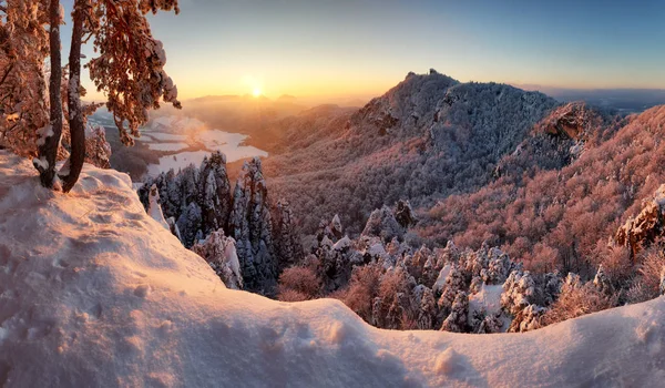 冬の山景色 スロバキアの雄大な夕日のパノラマ — ストック写真
