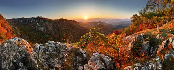 Φθινοπωρινό Τοπίο Βουνού Πολύχρωμα Δάσος Και Κάστρο Uhrovec Σλοβακία — Φωτογραφία Αρχείου