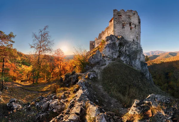 美丽的斯洛伐克风景在秋季与 Uhrovec 城堡遗址日落 — 图库照片