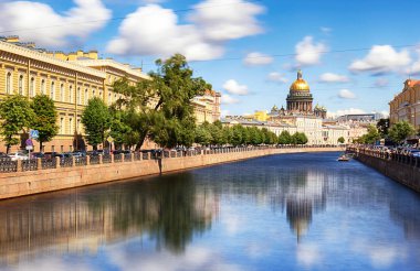 Saint Isaac Katedrali karşısında Moika nehrin, St Petersburg, Rusya Federasyonu