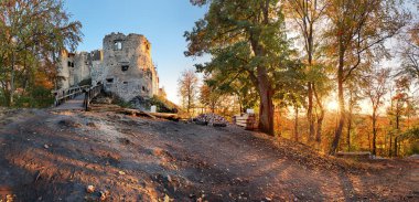 Günbatımında güzel Slovakya Peyzaj Sonbahar ile Uhrovec kalesi kalıntıları