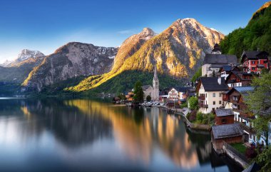 Klasik kartpostal görünümü güzel güneşli bir yaz, Salzkammergut bölge, Avusturya Hallstattersee Göl Manzaralı sabah ışığında Avusturya Alpleri'nde yansıtan ünlü Hallstatt lakeside şehrin