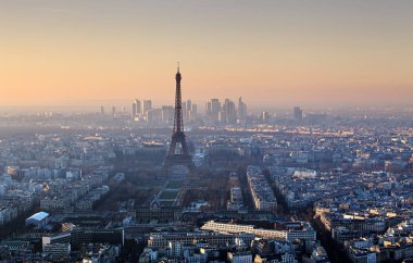 Günbatımında Paris 'te Eyfel Kulesi - Şehir manzarası