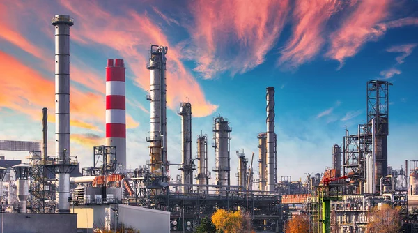 Pipeline Och Pipe Rack Petroleum Industrianläggning Med Sunset Himmel Bakgrund — Stockfoto