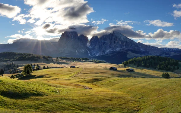 多洛米蒂风景与山和太阳 — 图库照片