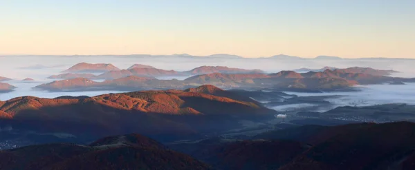 山在日落与雾 — 图库照片