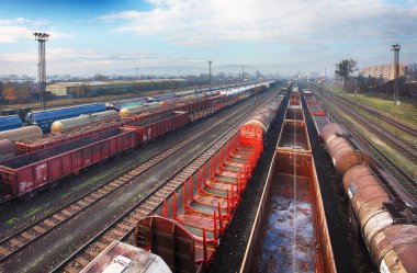 Gün batımında konteynırla birlikte kargo treni platformu