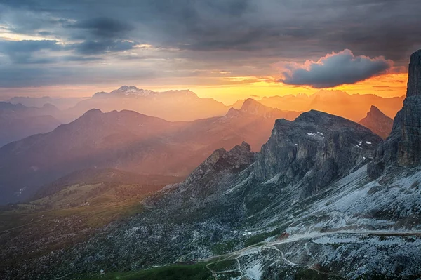 Dramática Hermosa Puesta Sol Montaña — Foto de Stock