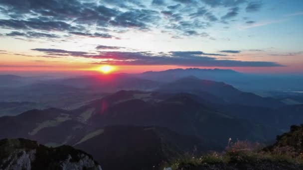 Bergwaldlandschaft Himmel Mit Wolken Sonnenlicht Zeitraffer — Stockvideo