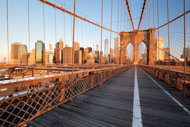 Brooklyn Köprüsü'nün Doğu Nehri boyunca new York'un aşağı manhattan waterfront gün batımında izlendi..