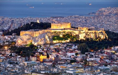 Tepe Lycabettus gece gelen Yunanistan'daki Acropolis ile Atina manzarası panorama