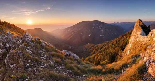 Paesaggio Con Montagna Sole — Foto Stock