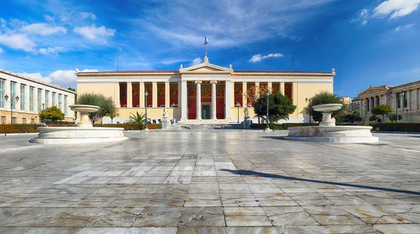 Budynek Narodowego Ateńskiego Uniwersytetu Kapodistriańskiego Panepistimio Jest Jednym Zabytków Ateny — Zdjęcie stockowe