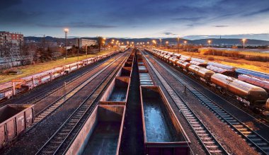 Konteyner yük treni istasyonu, kargo demiryolu ulaşım sanayi
