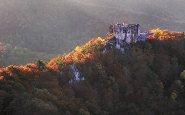 Hösten Berglandskap Med Färgglada Skogen Och Uhrovec Slottet Slovakien — Stockfoto