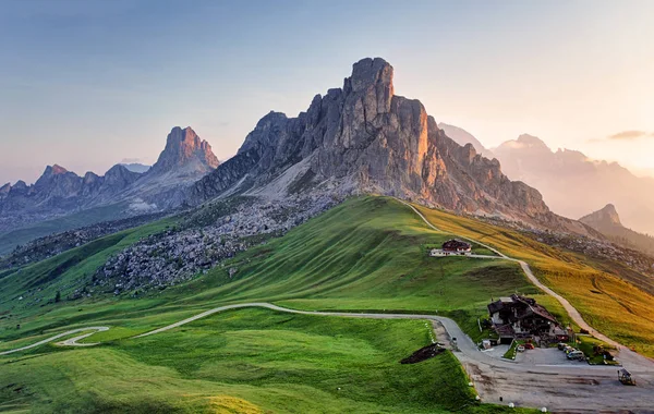 Paisaje naturaleza mountan en los Alpes, Dolomitas, Giau —  Fotos de Stock