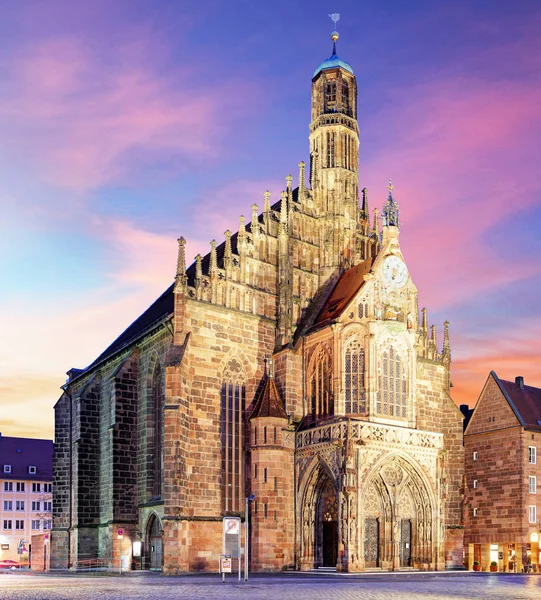 Nürnberg, katedralen Frauenkirche i Hauptmarkt med rainbow, Ba — Stockfoto