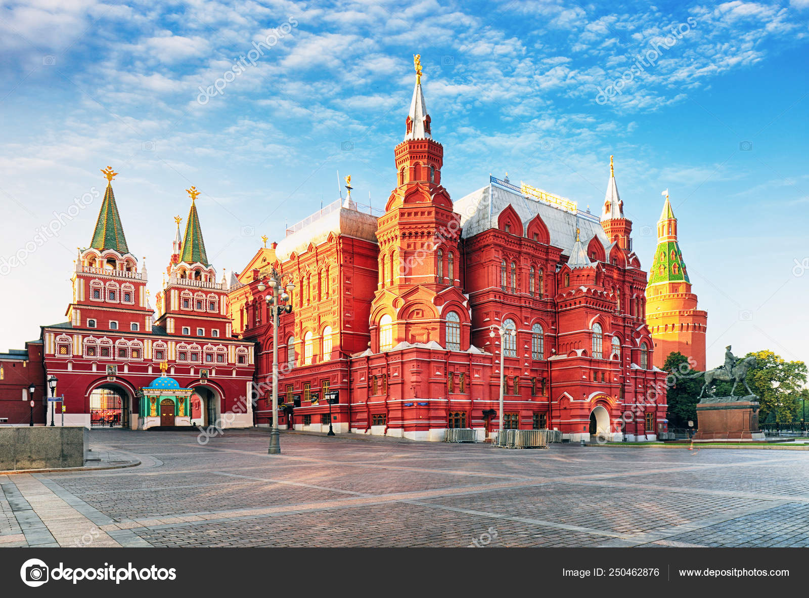 How is life in moscow. Городская жизнь москва. How is life in moscow. Москва люди. Похолодание в москве.