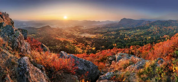 Podzimní panorama východ slunce z vrcholu - Slovensko, Handlova — Stock fotografie