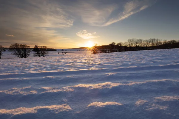 Inverno com neve no campo com capela, Eslováquia — Fotografia de Stock