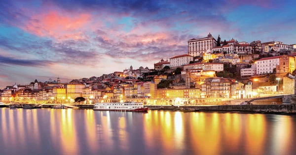 Porto, Portugal skyline da cidade velha do outro lado do rio Douro — Fotografia de Stock