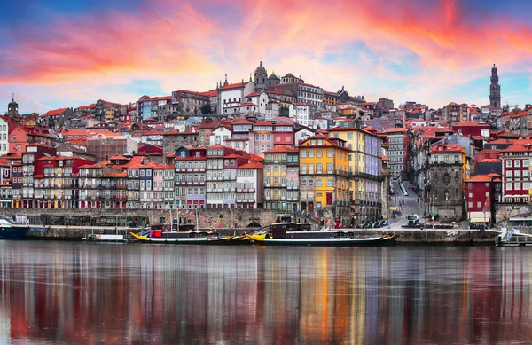 Porto, Portekiz 'in Douro Nehri kıyısındaki eski kasabası. Oporto Panoraması — Stok fotoğraf