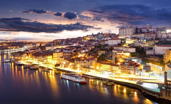 Porto, Portekiz eski şehir manzarası Douro Nehri — Stok fotoğraf