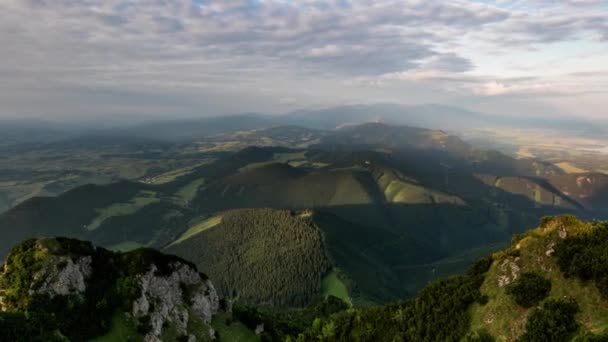 Zeitraffer Der Bergwaldlandschaft Unter Abendhimmel Mit Wolken Sonnenlicht — Stockvideo