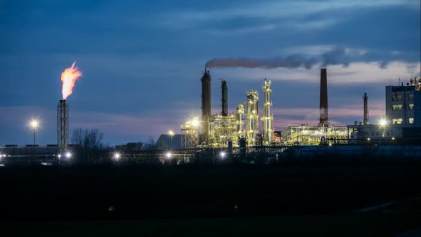 Refinería Petróleo Por Noche Movimiento Lapso Tiempo — Vídeo de stock