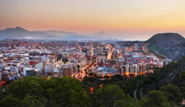 İspanya - Alicante Akdeniz manzarası, gece şehridir