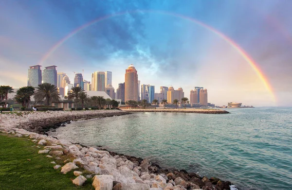 Gökkuşağı, Katar Doha şehir manzarası şehir — Stok fotoğraf