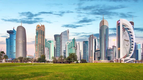 DOHA, QATAR - 9 de marzo de 2018: Vista de Doha West Bay desde Sheraton Pa — Foto de Stock