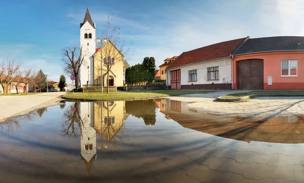 反射でスロバキアの村 Cifer の教会 — ストック写真